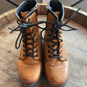 Barely worn “Elvis” platform boots 36 Roolee